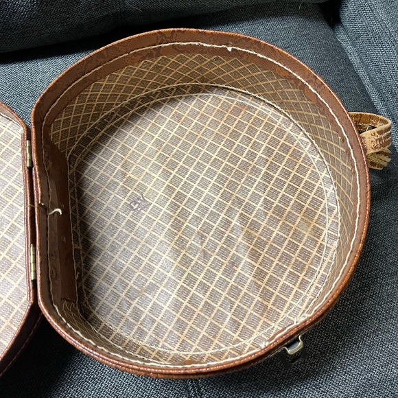 Vintage Leather Hat Box/Suitcase With Handle and Clasps - Picture 9 of 13